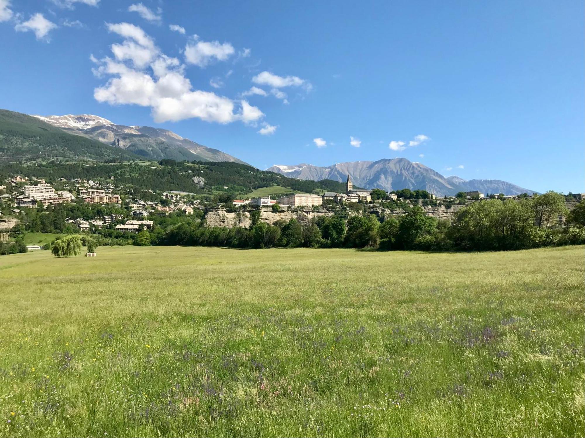 Le Pied De Ville Pouzenc 埃姆布能 外观 照片